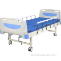 Dua tempat tidur rumah sakit pasien medis manual engkol